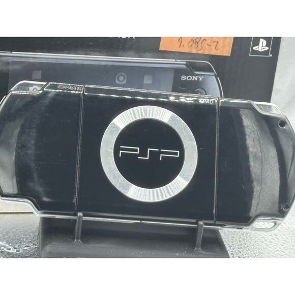 Black psp 2000 w/charger & box - Picture 3 of 8